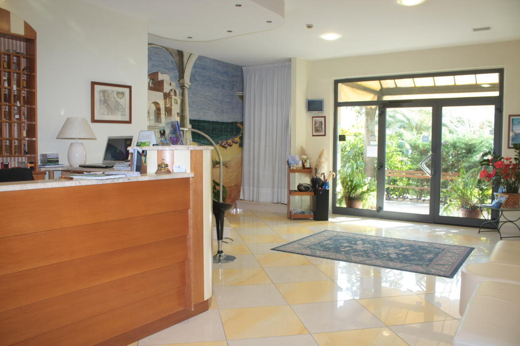 Hotel Lido 瓦斯托 外观 照片